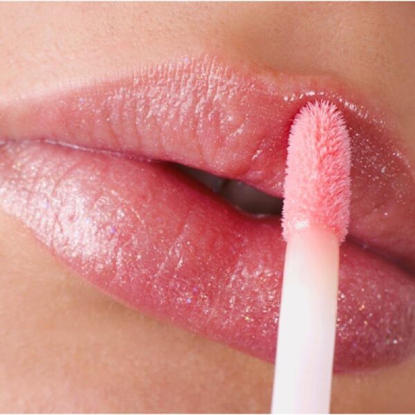 Læber med chado lipgloss i rose tender farven. smuk lyserød lip gloss
