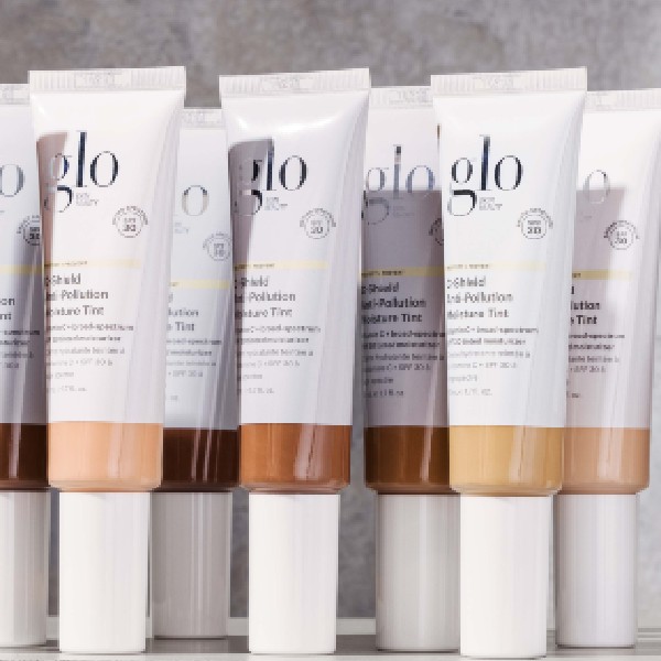 glo C-shield farvet fugtighedscreme, et kombi-produkt med solbeskyttelse, fugt og c-vitamin og farvetone a-la foundation
