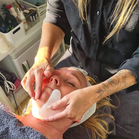gua-sha-ansigtsbehandling_ Gua Sha ansigtsbehandling - bindevævsmassage der blødgør huden, og udrenser affaldsstoffer i bindevævet