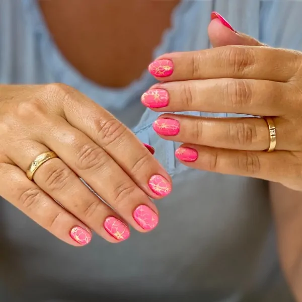 shellac negle med lyserød pink nuance og et flot festligt gulddesign