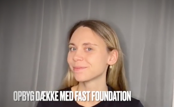 Video: Opbyg dækkende foundation makeup med fast pudder
